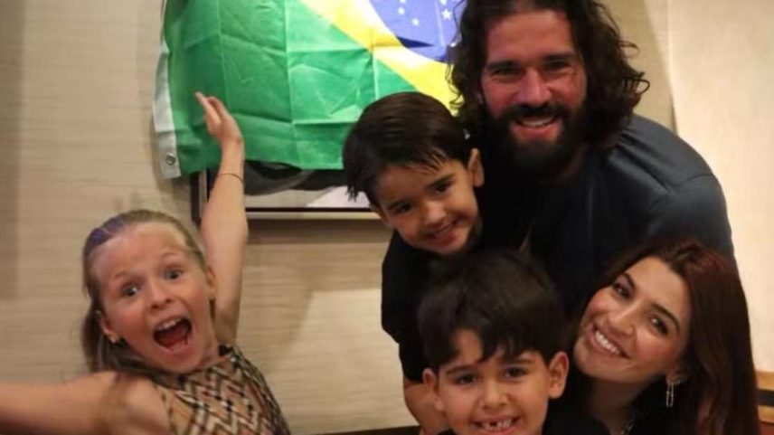 Alisson Becker, goleiro da Seleção, surge em momento raro com os três filhos em aniversário nos EUA