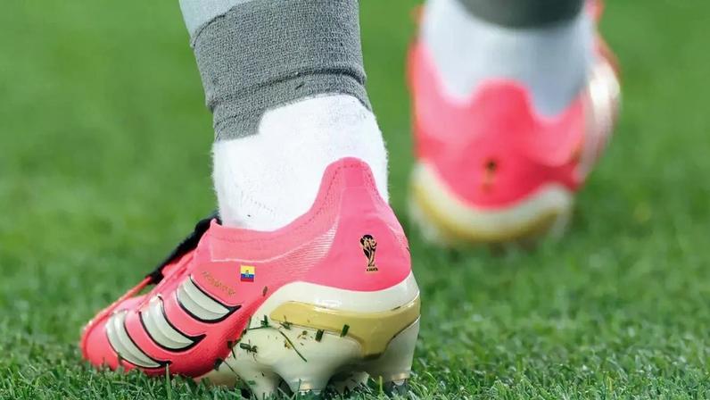 Descubra por que as chuteiras rosas se tornaram o maior fenômeno estético da Copa do Mundo de 2026, dominando os pés dos craques do futebol