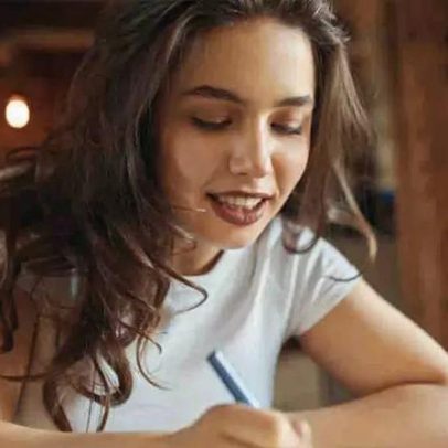Escrever à mão na era digital traz benefícios do método tradicional