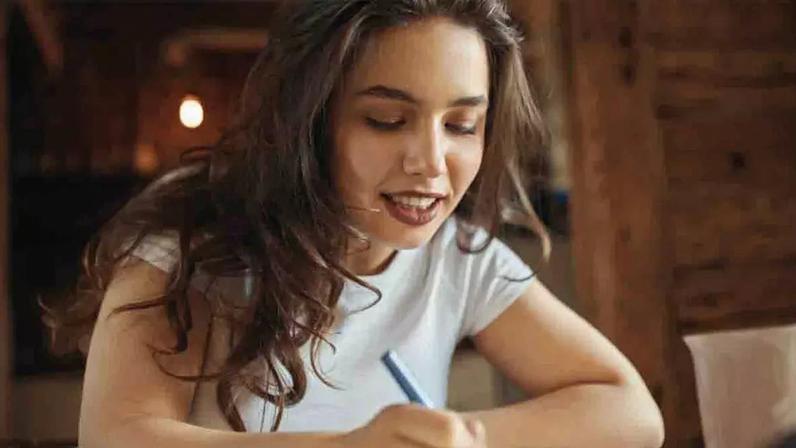 Escrever à mão na era digital traz benefícios do método tradicional