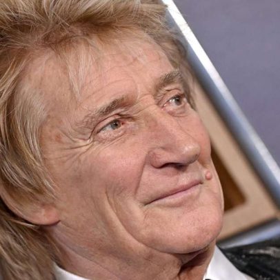 Rod Stewart cancela show e é visto em jogo da Copa