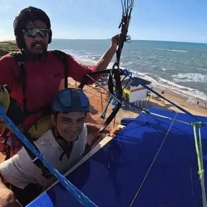 Pianista cearense faz performance a 100 metros de altura em Canoa Quebrada