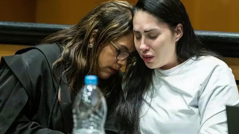 Monique Medeiros (dir.) recebeu perdão judicial, após ser condenada pelo homicídio doloso de seu filho Henry Borel, de 4 anos