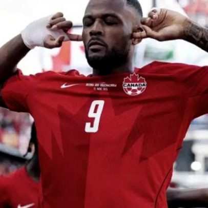 Larin celebra gol do empate do Canadá após entrar em campo