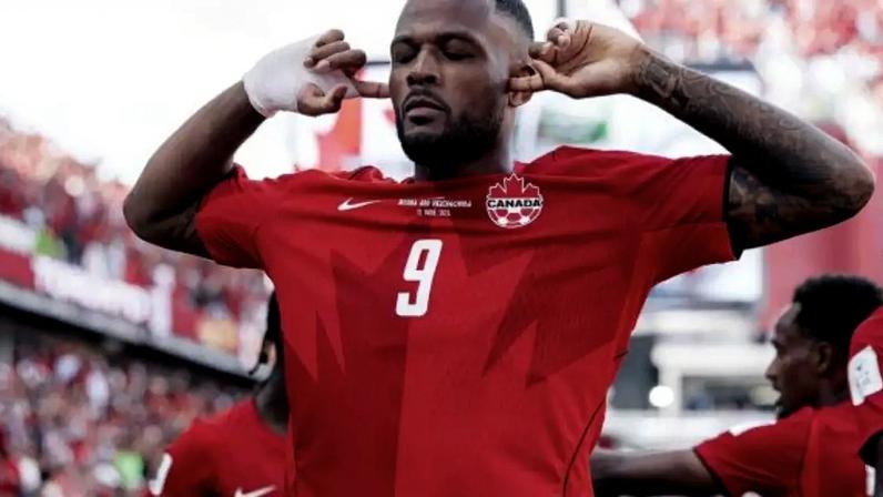 Larin celebra o gol marcado pelo Canadá diante da Bósnia –