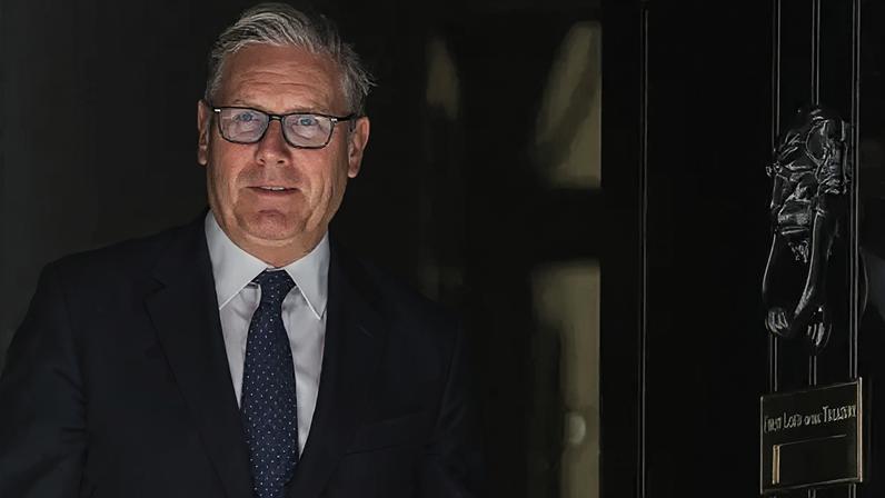 Starmer pondera futuro político enquanto Burnham segue para Westminster