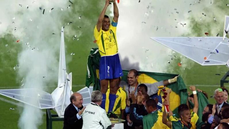 Cafu levanta a taça da Copa do Mundo de 2002.