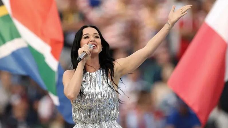 Katy Perry se emociona durante discurso no Rock in Rio Lisboa 2026 (Foto Katy Perry em apresentação na Parada das Nações da Copa do Mundo 2026 (Foto: Jared C. Tilton