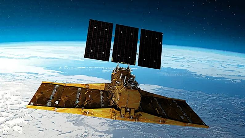Satélite artificial dourado e marrom com painéis solares pretos, orbitando a Terra acima de nuvens brancas e o oceano azul, com o espaço escuro e estrelado ao fundo