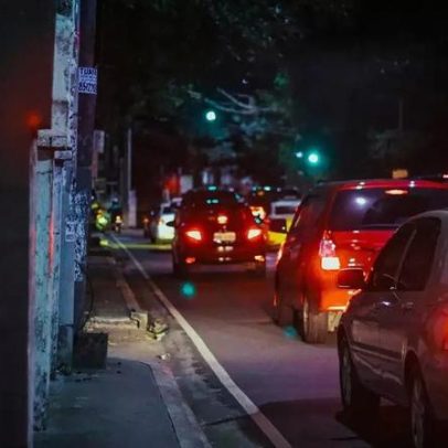 Economia por trás das setas vermelhas dos carros americanos