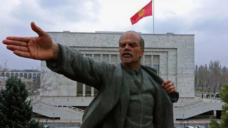 O atual Museu Nacional de História do Quirguistão, em Bishkek, abrigava o Museu Lenin durante a era soviética