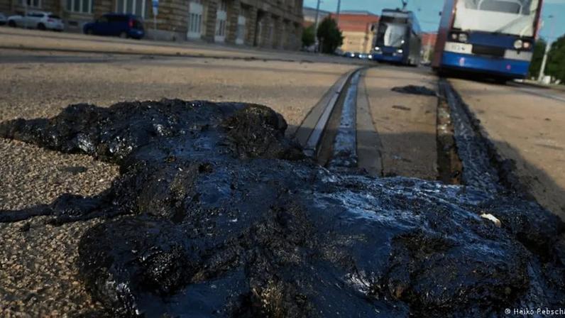 Calor extremo, somado ao atrito dos trilhos, levou ao derretimento do asfalto em Leipzig, no leste da Alemanha; serviço de bondes precisou ser interrompido