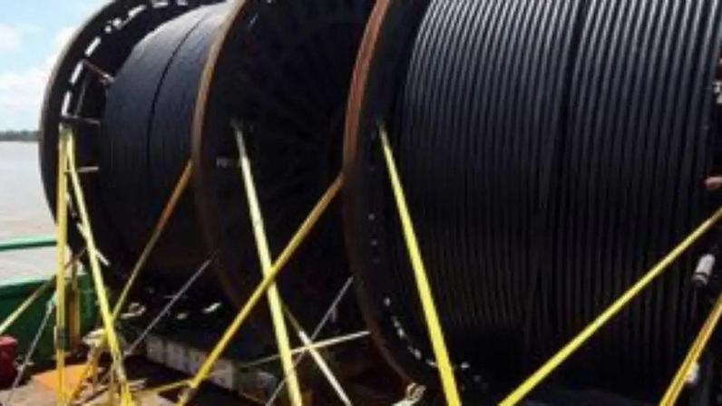 No interior do Pará, cabos de fibra óptica são instalados em rios para expandir a rede
