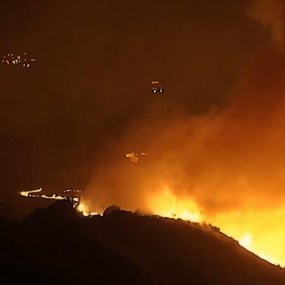 Imagens noturnas mostram incêndios florestais em colinas da Califórnia