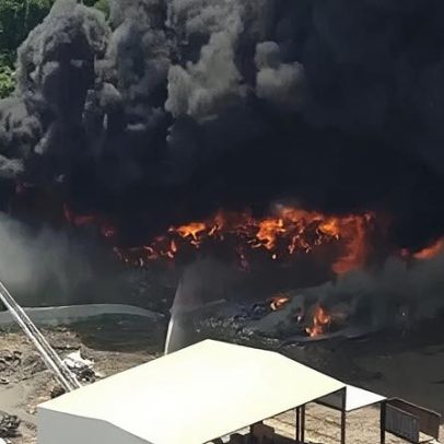 Incêndio em depósito lança fumaça preta no céu de Houston