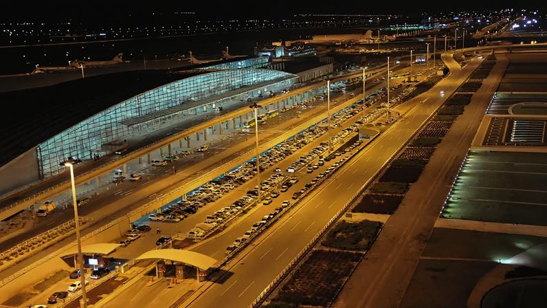 Aeroporto Internacional Imam Khomeini, em Teerã, durante a noite (Reprodução: Wikipedia)