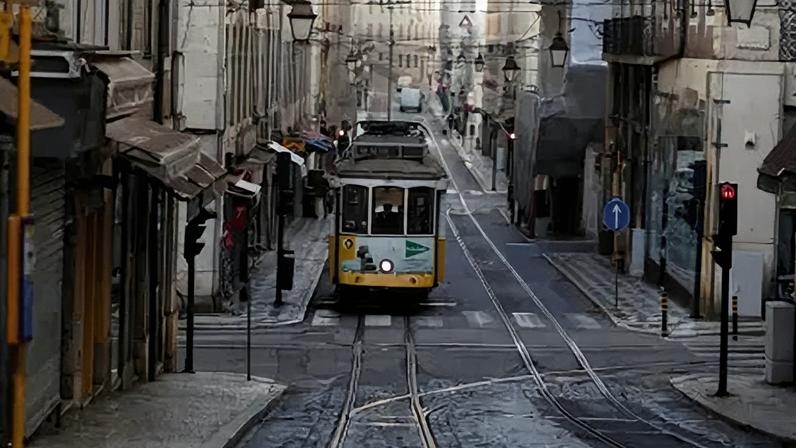 Bonde em rua de Lisboa