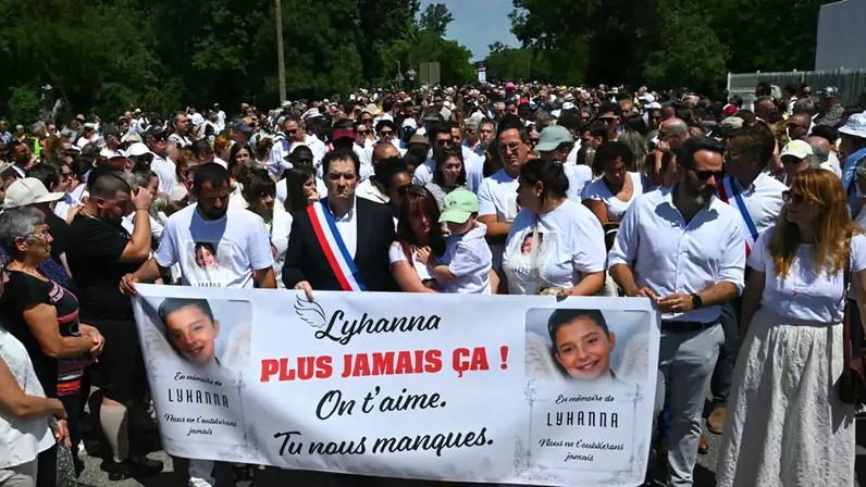 Marcha em homenagem a Lyhanna, de 11 anos, reuniu cerca de 6 mil pessoas na cidade de Fleurance. A inscrição em francês nas camisetas dizia: “Nunca mais!”. Em 7 de junho de 2026.