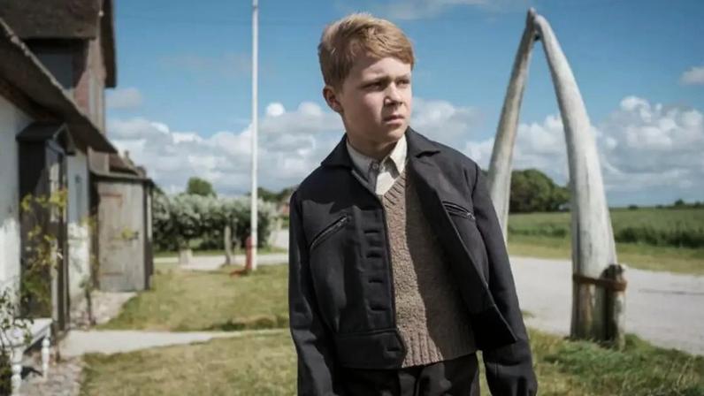 Em 'Uma Infância Alemã', Nanning (Jasper Billerbeck), filho de um oficial nazista, tenta alegrar a mãe, que sofre de uma depressão piorada pela morte de Hitler
