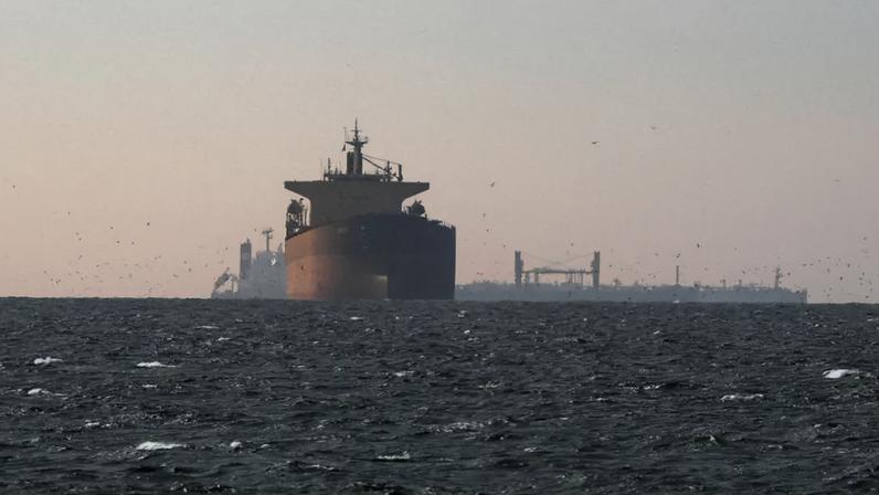 Navios de carga no Golfo, perto do Estreito de Ormuz, em março de 2026