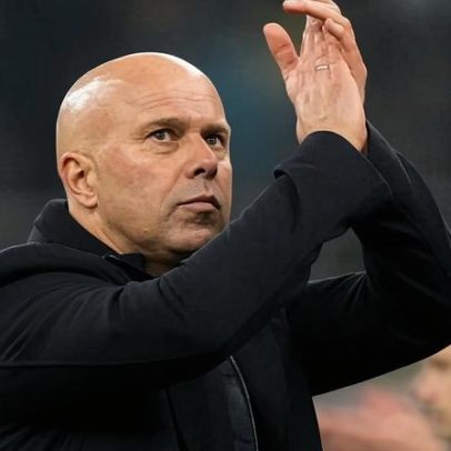 Arne Slot agradece fãs do Liverpool após saída, clube entre elites da Europa