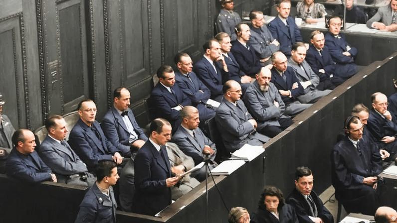 Membros de grupos de extermínio nazistas em julgamento em Nurembergue, em 1948