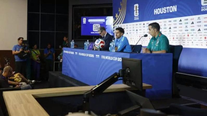 Marquinhos em ação com a camisa da Seleção Brasileira –