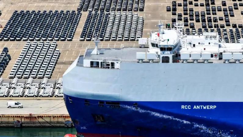 Carros fabricados na China são vistos antes de serem embarcados em um navio cargueiro com destino à Europa, em um porto de Yantai, na província de Shandong, no leste da China, em 11 de junho de 2026.