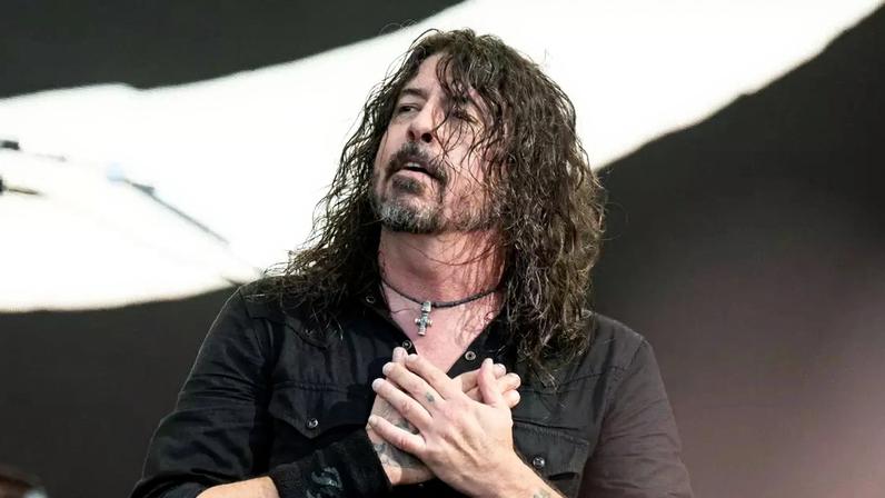 Dave Grohl se apresentando com o Foo Fighters no Glastonbury, em 2023