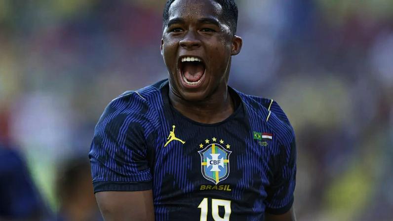 Aos 19 anos e inspirado em Cristiano Ronaldo, atacante trocou a badalação por uma rotina quase militar para conquistar vaga no Mundial