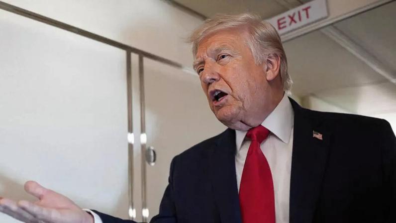 Trump conversa com jornalistas a bordo do Air Force One durante voo para Wisconsin.