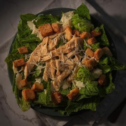 Salada César proteica oferece saciedade sem perder sabor
