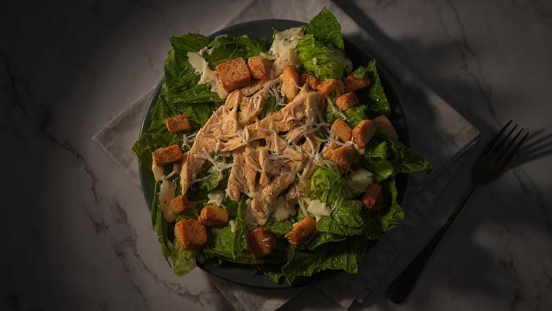 Salada Caesar proteica.