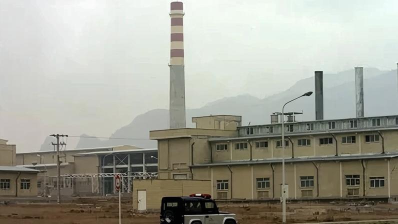 Carro de segurança passa em frente a unidade nuclear de Natanz, a 300 km ao sul de Teerã