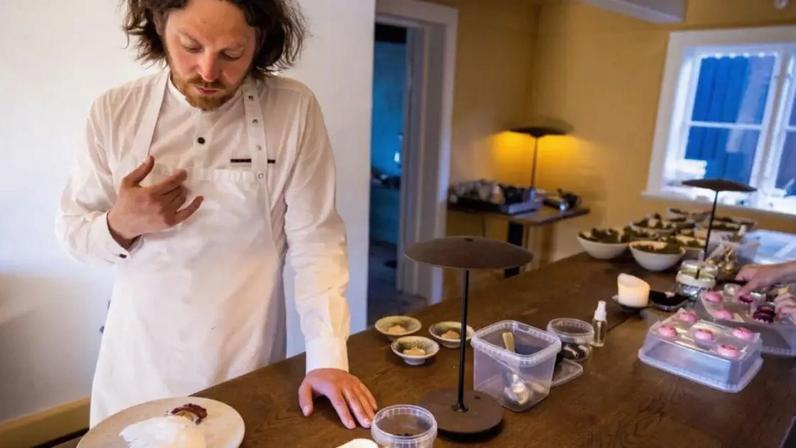 O chef Poul Andrias Ziska ajudou a projetar internacionalmente a culinária do arquipélago, mostrando que um território pequeno e isolado também pode se tornar um destino gastronômico de relevância internacional.