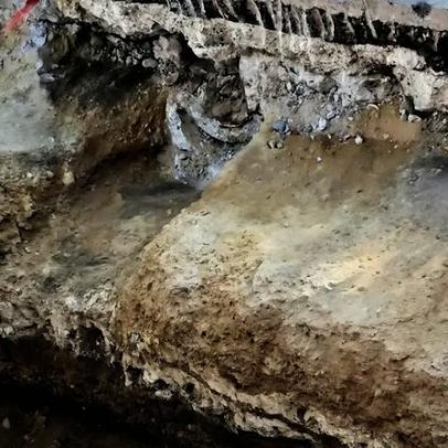 Escavações em Londres revelam estrada romana de 2 mil anos sob avenida