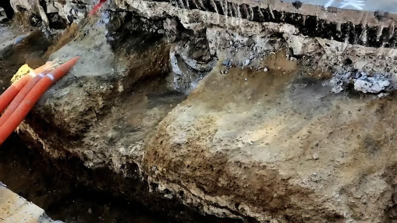 Escavações em Londres revelam estrada romana de 2 mil anos sob avenida