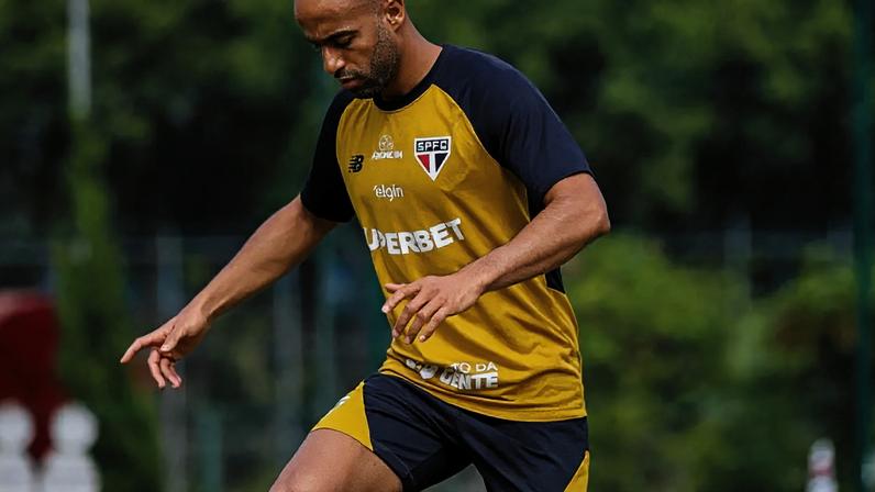 Lucas Moura em ação com a camisa do São Paulo –