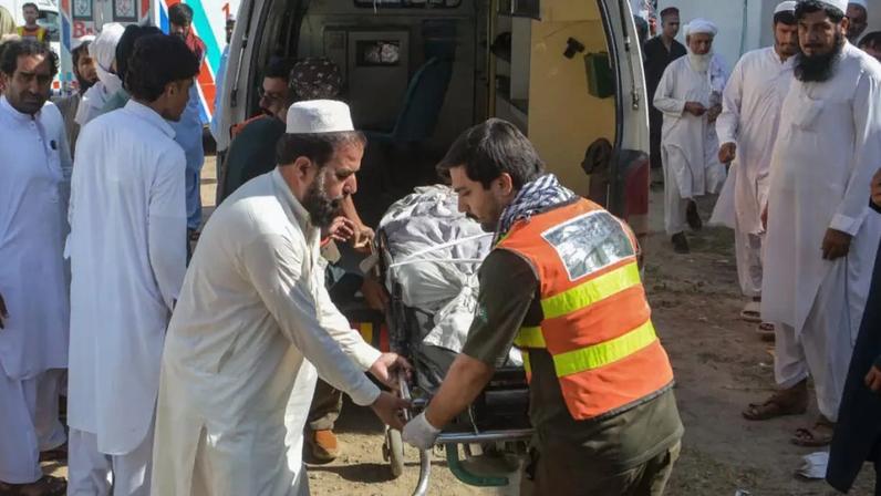 Voluntários transportam o corpo de uma vítima, morta em duas explosões em uma estrada do Paquistão. Em Bannu, em 20 de junho de 2026.