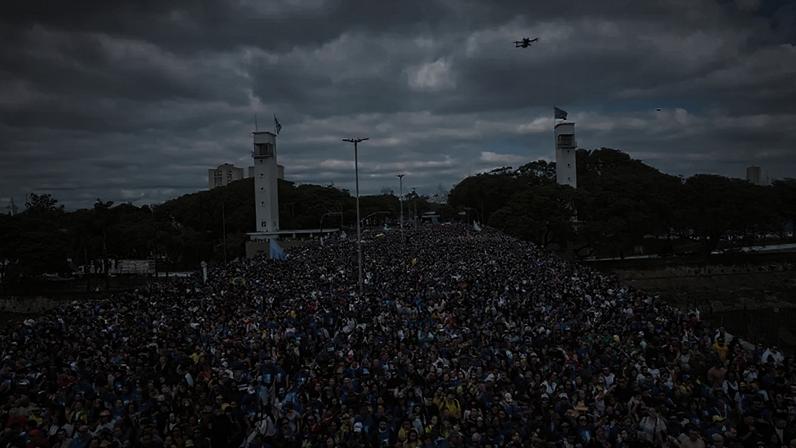 Fiéis cruzam a Marginal Tietê durante a 34ª edição da Marcha para Jesus.