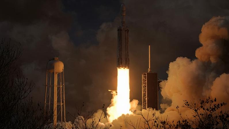 A SpaceX contrói e opera os foguetes e a infraestrutura de lançamento que dão suporte à sua subsidiária Starlink