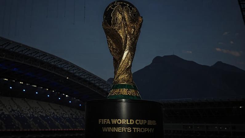 Taça oficial da Copa do Mundo de 2026 no Estádio de Monterrey.