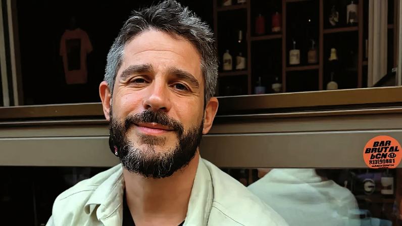 Pedro Neschling falou sobre o diagnóstico tardio de surdez, a adaptação ao aparelho auditivo e como a experiência o ajudou