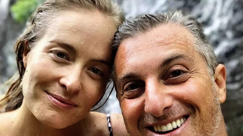Angélica, aos 51 anos, choca a web ao surgir em foto com Luciano Huck tirada há 22 anos: 'Envelheceu 2 minutos só'.