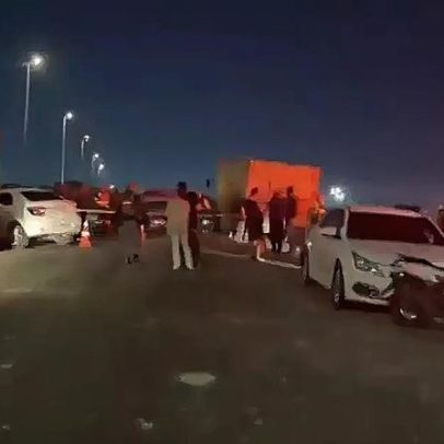 Racha entre caminhoneiros provoca acidente com 10 veículos em SP