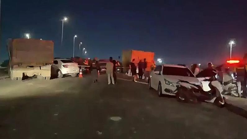 Racha entre caminhões terminou em acidente com dez veículos na Ponte Aricanduva