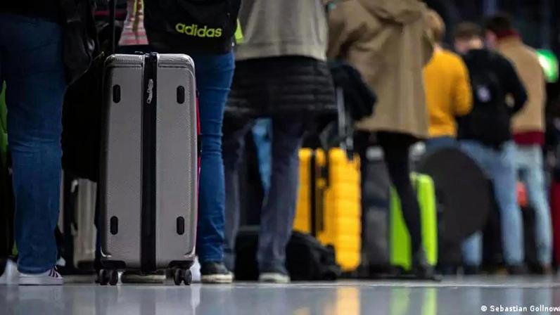 Aeroportos atribuem longas filas a novo sistema de controle de passaportes na UE