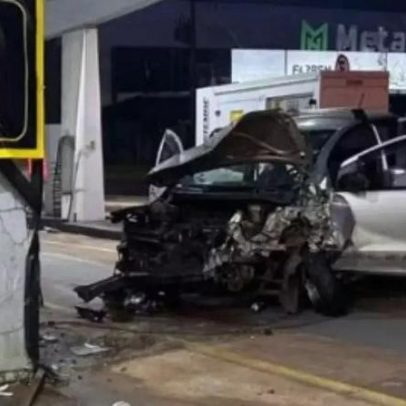 Carro invade posto de combustível e bate em parede no RS