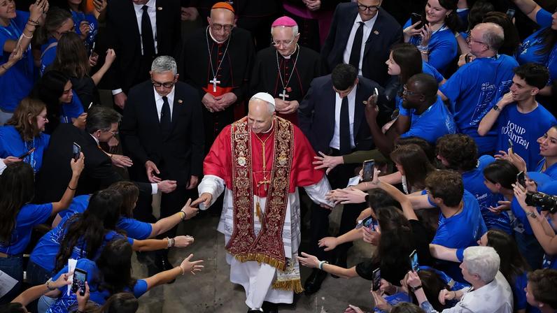 O Papa Leão XIV em visita a Catedral de la Santa Cruz y Santa Eulalia em Barcelona (Foto: EFE/ Enric Fontcuberta)