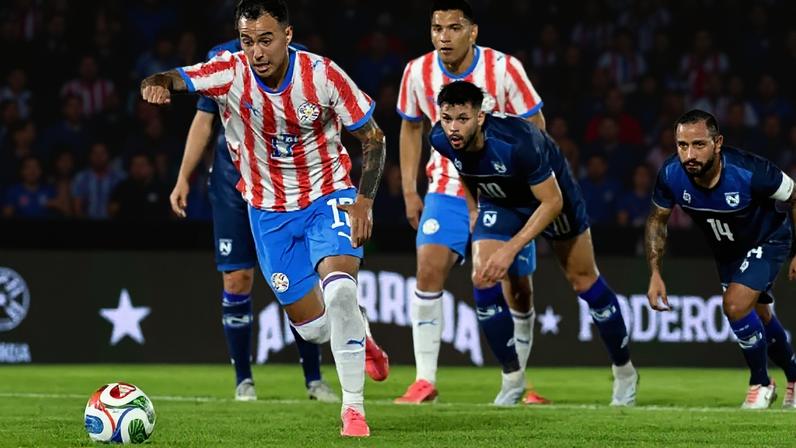 Óscar Cardozo se despede de torcida do Paraguai em amistoso antes da Copa –